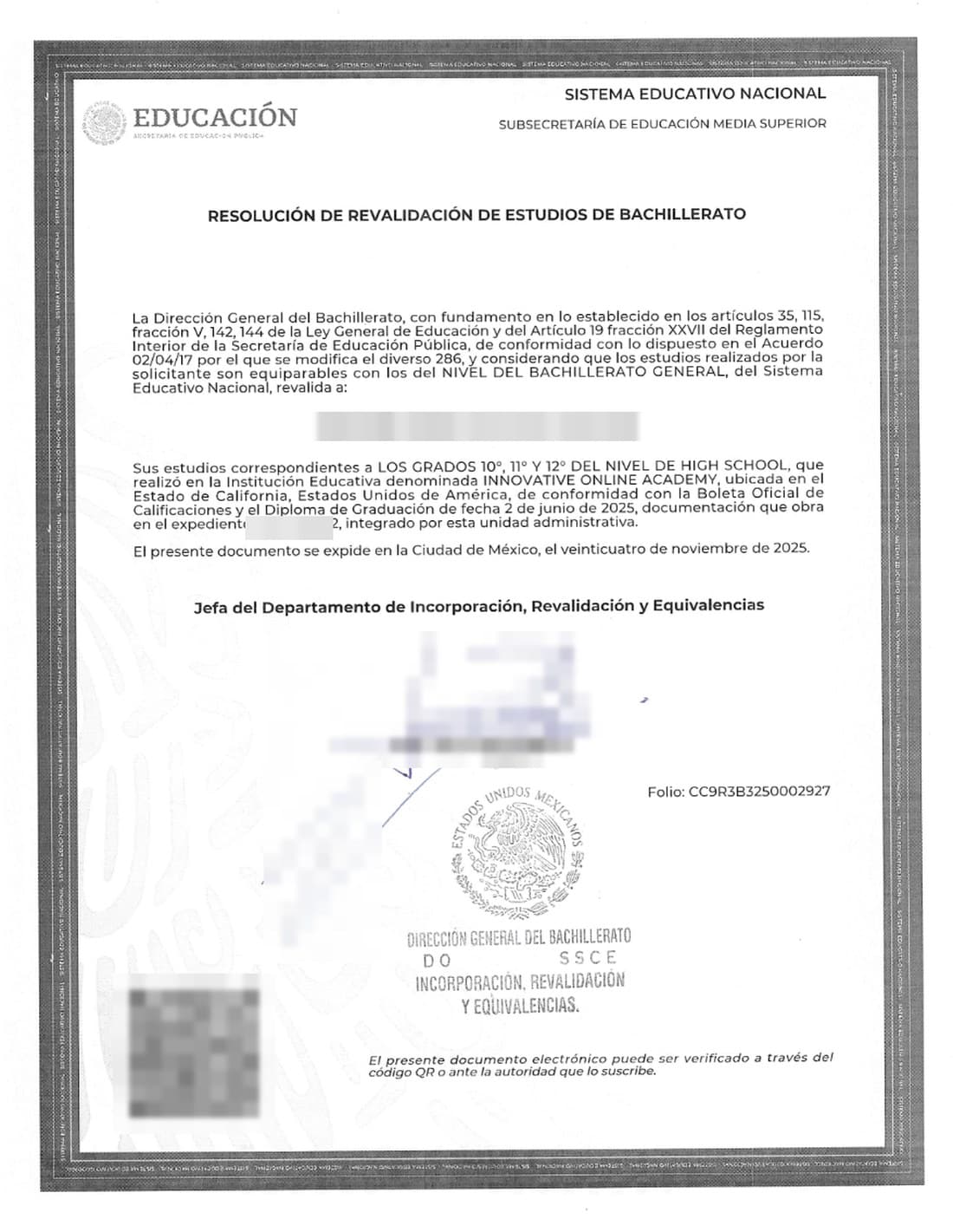 Muestra de la resolución de revalidación de estudios de bachillerato emitida por la SEP, con los datos personales del egresado ocultos